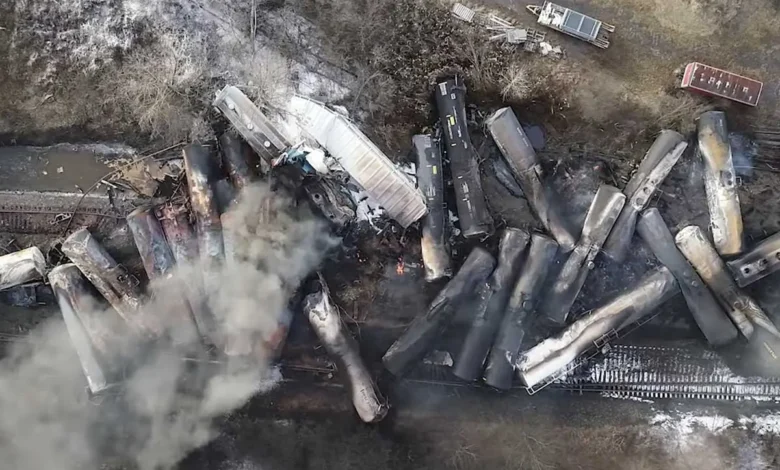 El tren transportaba cloruro de vinilo, un gas incoloro e inflamable que está relacionado con varios tipos de cáncer, sobre todo del hígado.